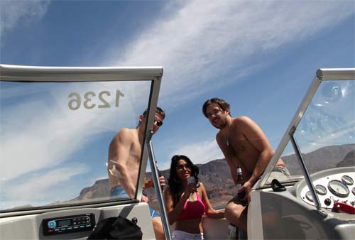 Öl, sommar och sol på båten på Lake Mead, Las Vegas