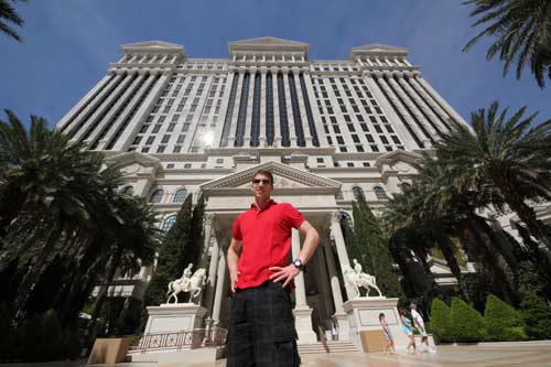 Emil framför Caesar’s Palace inne vid poolen.
