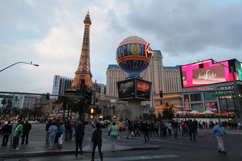 Foto på Las Vegas Paris hotell och casino från The Strip