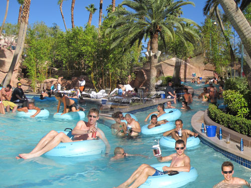 Åker runt på Lazy River sittande i badringar.