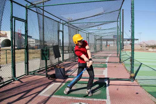 Emil spelar baseball på Las Vegas Sport Center Batting cage på Las Vegas Sport Center