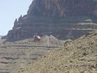 Helikopter inför landning vid Grand Canyon i Arizona