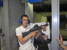 Joel testar maskingevär i Las Vegas Gun Store
