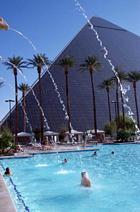 Luxors pyramid och pool i Las Vegas