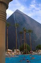Luxor pyramid och pool i Las Vegas