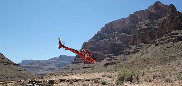 Helikopter startar i Grand Canyon - mot Las Vegas